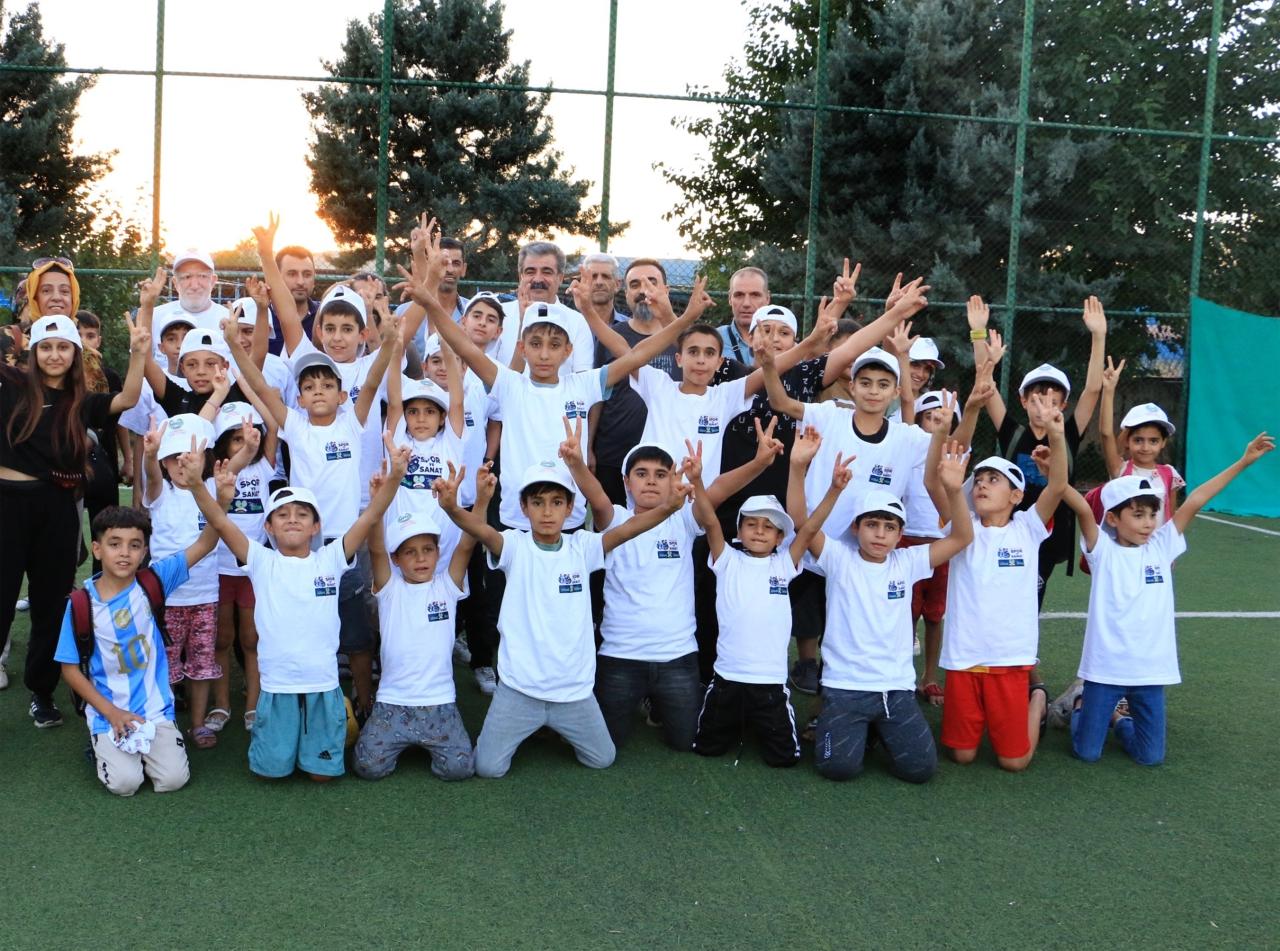 Şehitlikte çocukların spor coşkusu!
