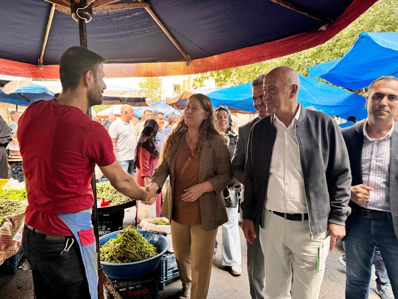Eş Başkan Safiye Akdağ, Milletvekili ve İlçe Yöneticileri ile Birlikte Pazar Esnafı ile Halkı Ziyare