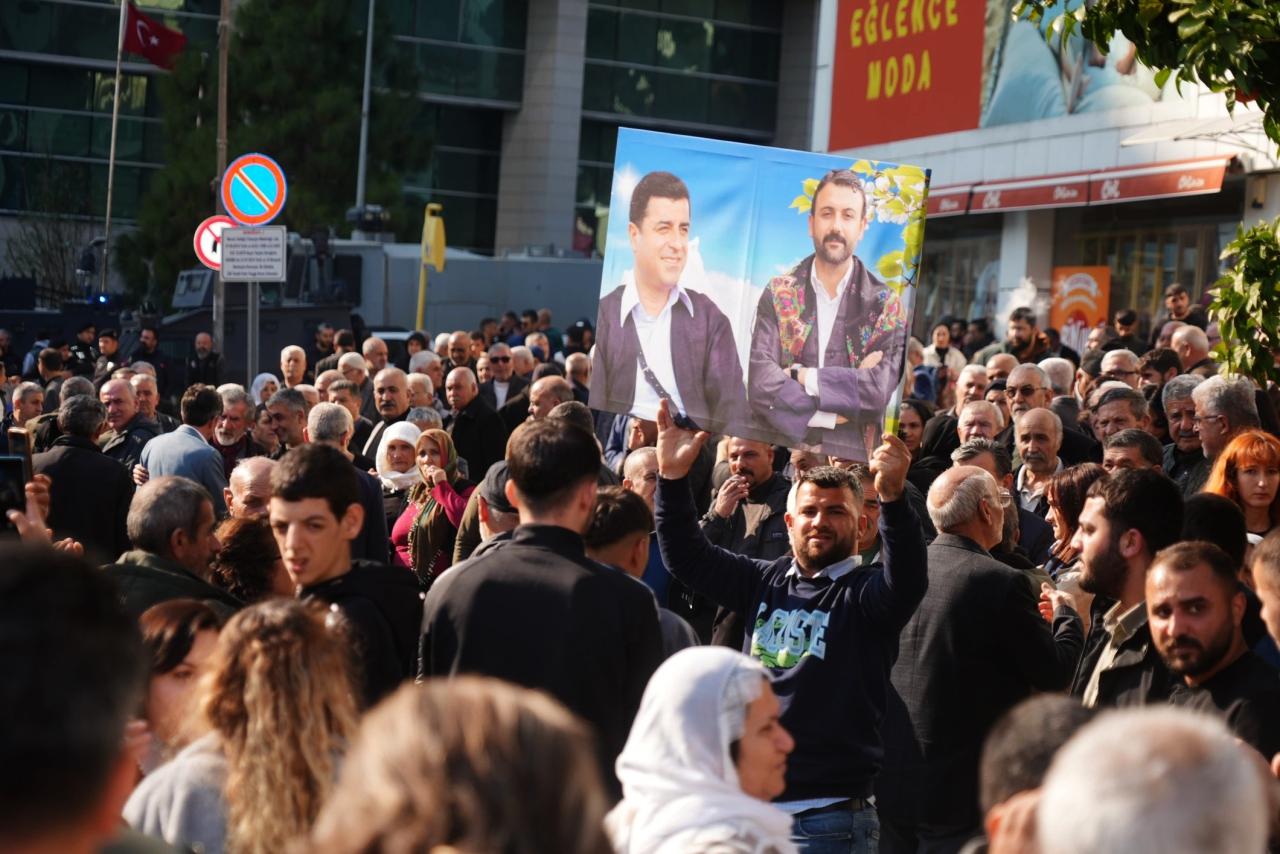 Eş Başkan Ergün'ün Katılımı İle Akdeniz Belediyesi Önünde Eş Başkanların Gözaltına Alınmasına Tepki
