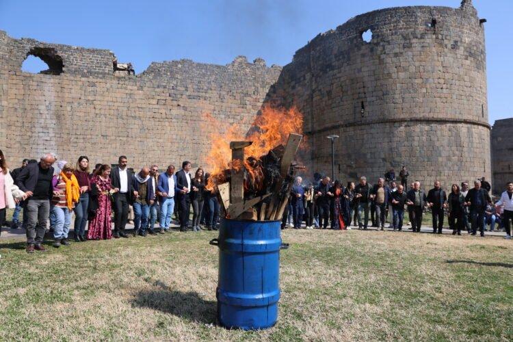 21 Mart 2025 yılı Newroz’u kapsamında, Diyarbakır’ın Sûr ilçesindeki MardînKapı’da Newroz deklarasyo