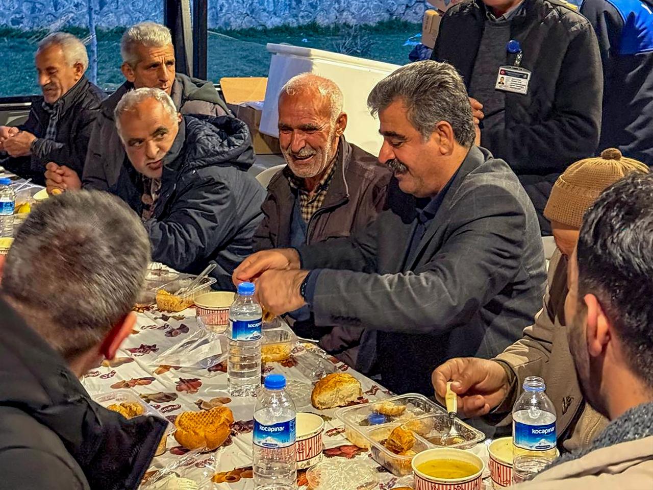 Ben û Sen'de Dayanışma Sofrası: Eş Başkan Ergün ve Meclis Üyeleri Halkla İftarda