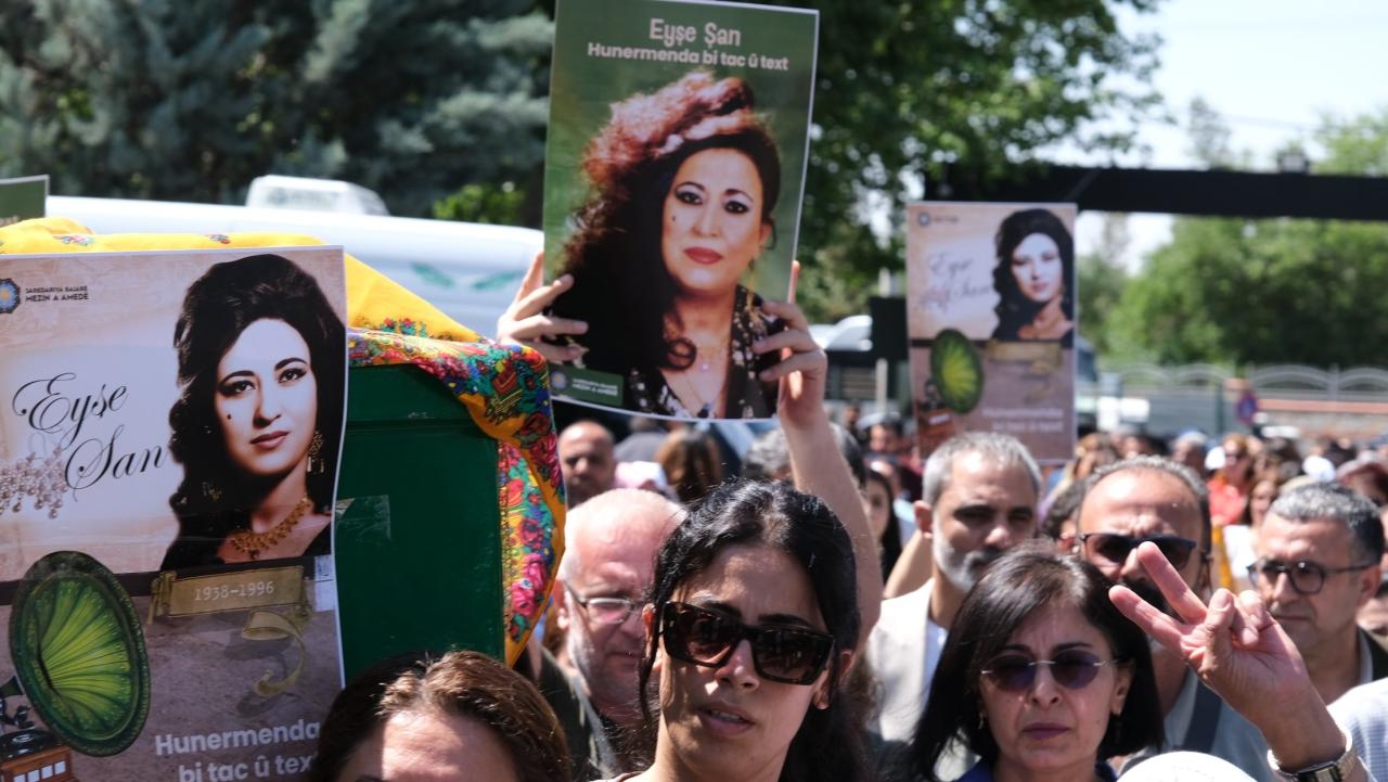 Şahbanûya Bê Tac a Muzîka Kurdî Eyşe Şan, Piştî 29 Salan li Welatê xwe Amedê Hate Veşartin