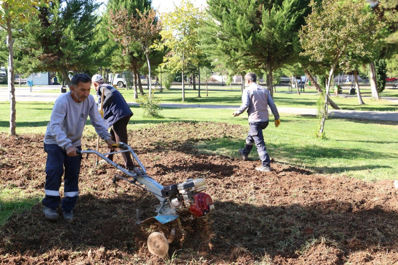 Fabrika Mahallesi’nde Çim Yenileme Çalışmaları