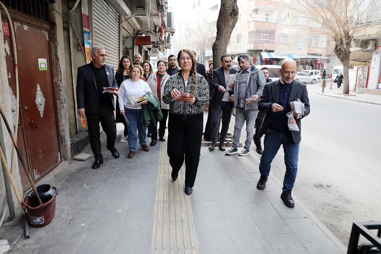 Eşbaşkanımız ve Meclis Üyelerimiz Esnafa Anadilde Tabela Dağıttı