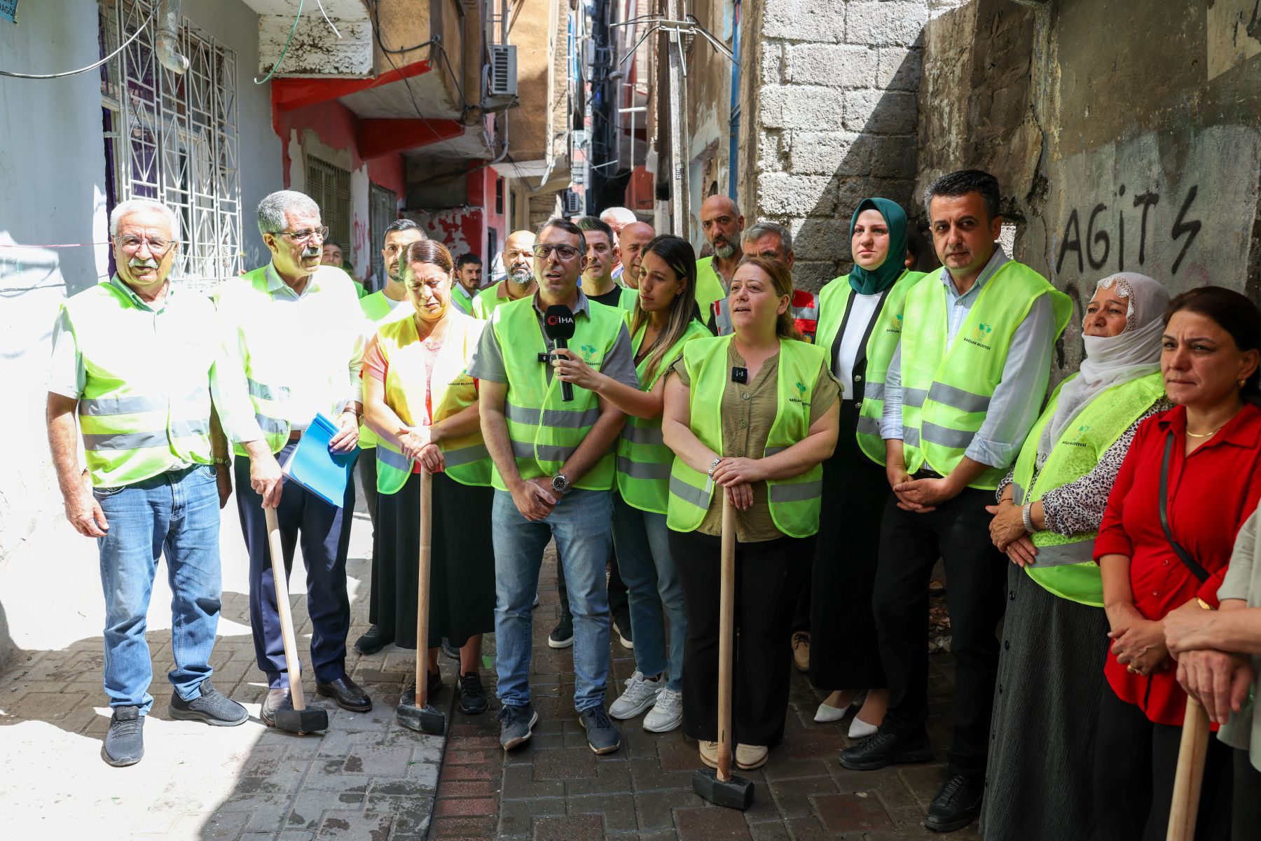 Eşbaşkan Akdağ, Metruk Binaların Yıkım Çalışmasına Katıldı