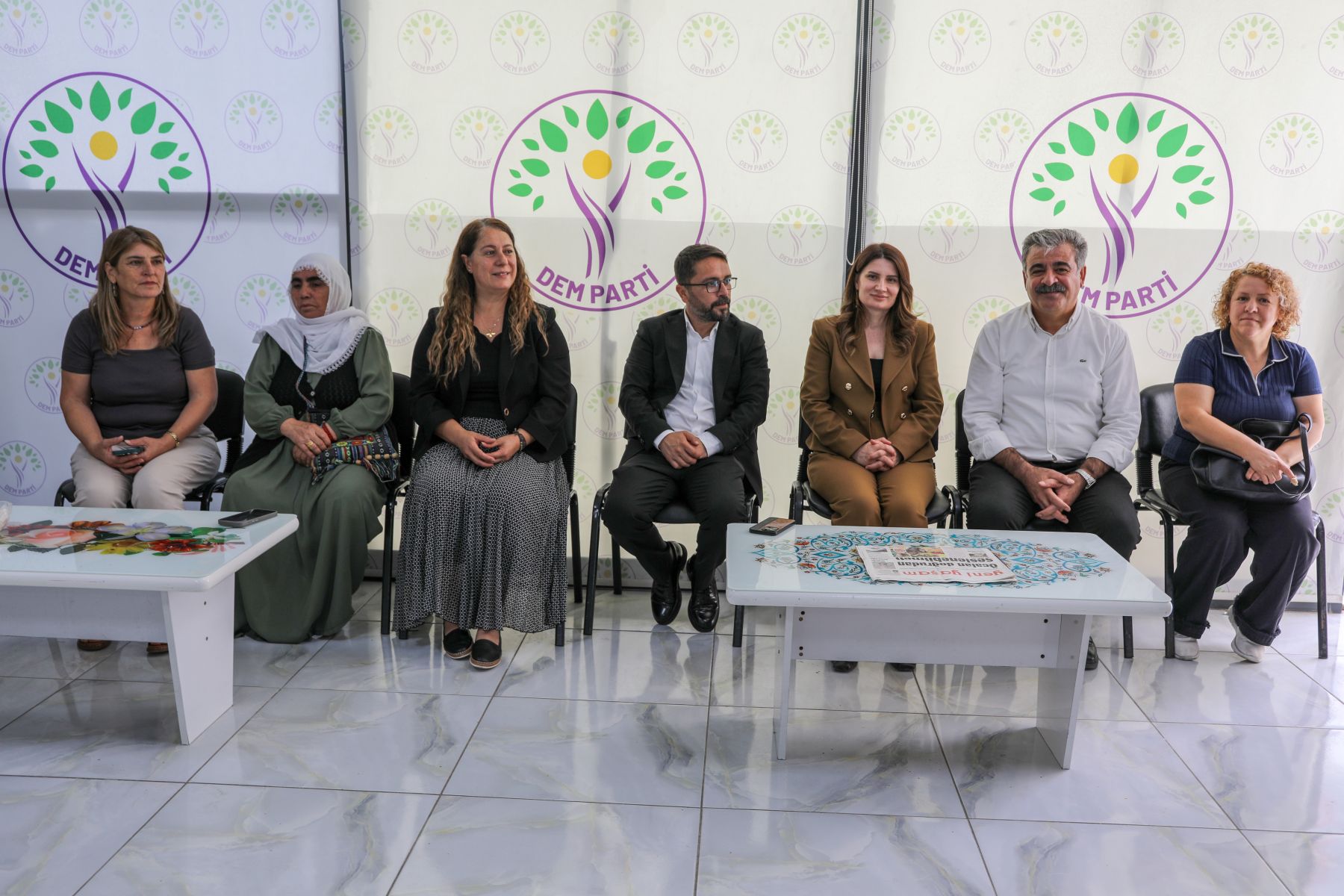 Eşbaşkanlar ve Meclis Üyelerinden DEM Parti İl Yönetimine Tebrik Ziyareti