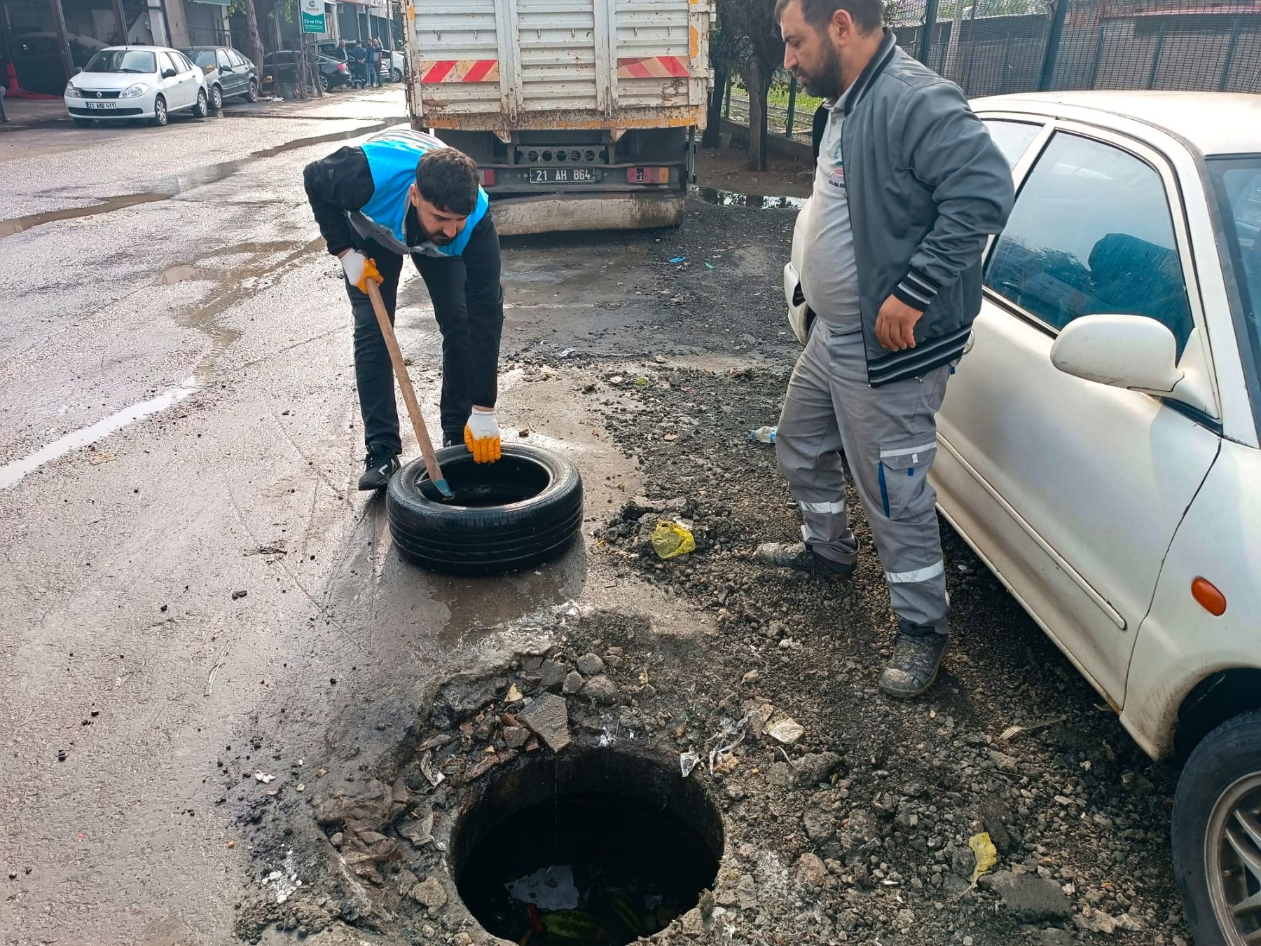 Sağanak Yağışlara Karşı Mazgal Ve Rögarlar Temizleniyor