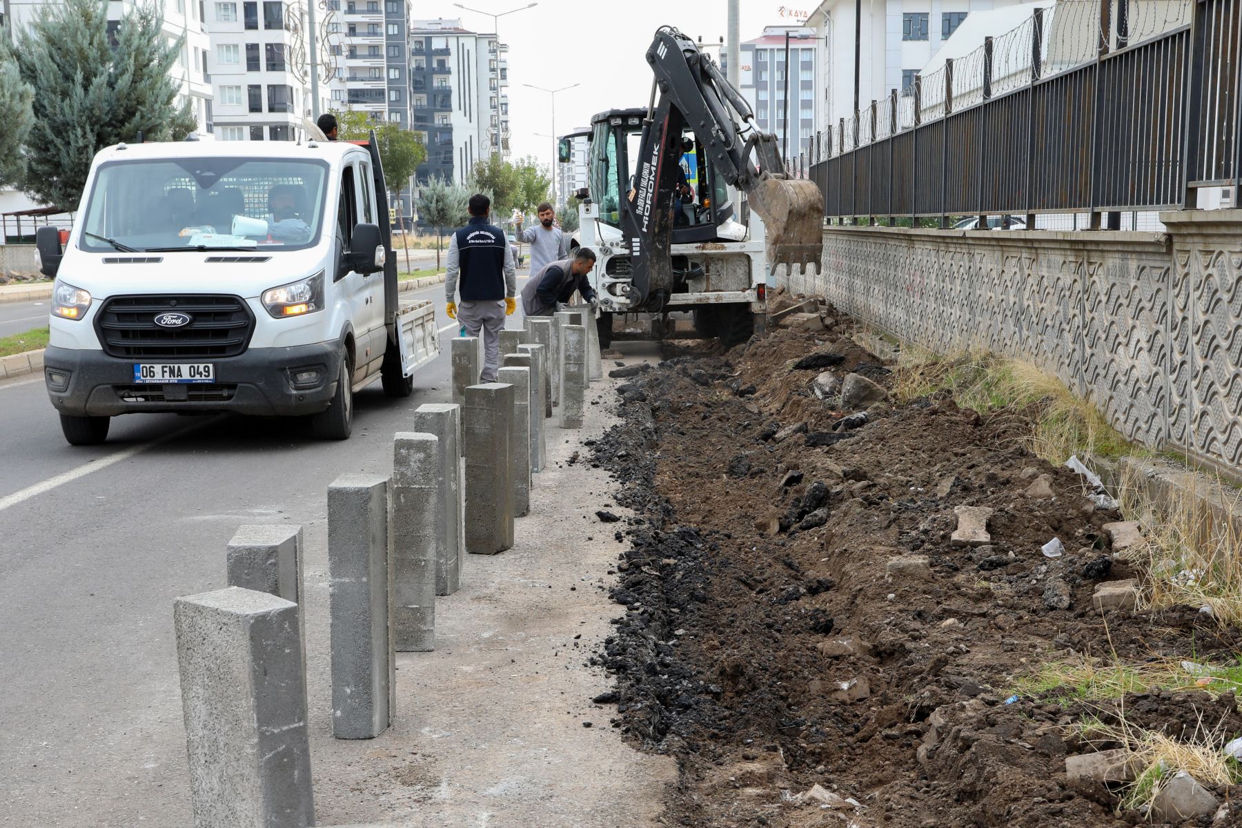 Yol İyileştirme ve Kaldırım Onarım Çalışmaları Sürüyor